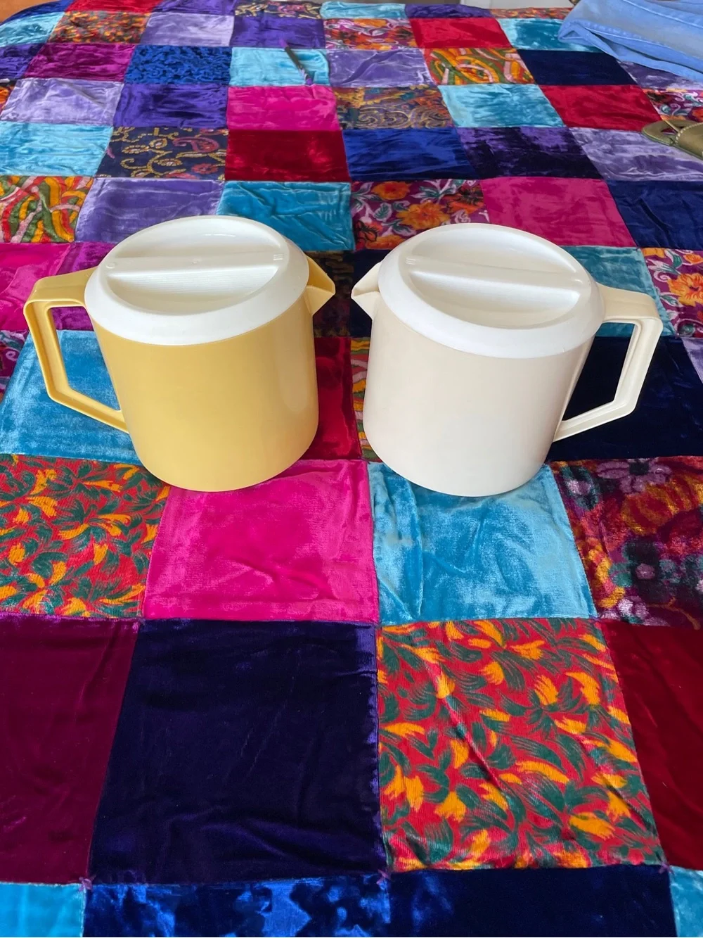 Vintage Rubbermaid 1 1/2 quart plastic lid pitchers! Stumpy 🙃 Yellow cream white